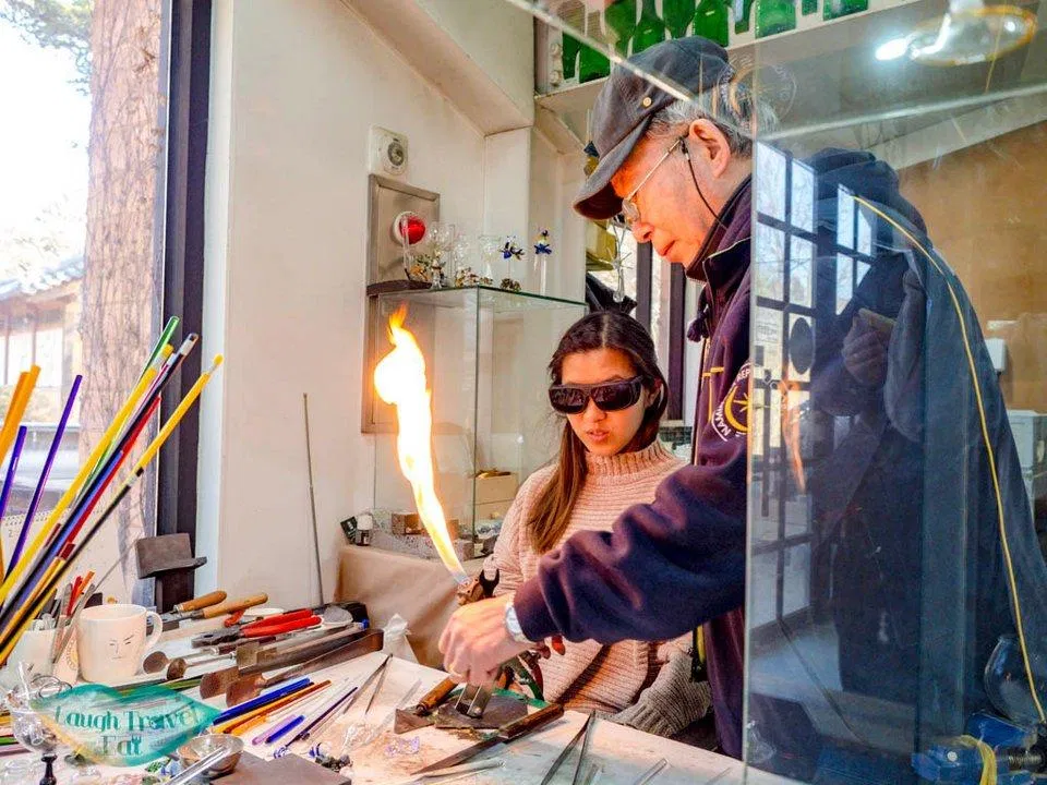 Có cả những lớp dạy làm đồ thủy tinh như thế này nữa chứ (Ảnh: Internet). Có cả những lớp dạy làm đồ thủy tinh như thế này nữa chứ (Ảnh: Internet).