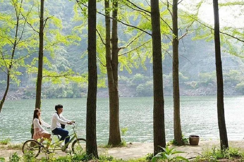 Còn gì tuyệt hơn đi xe đạp đôi cùng "người ấy" dạo quanh thiên đường lãng mạn này! (Ảnh: Internet). Còn gì tuyệt hơn đi xe đạp đôi cùng "người ấy" dạo quanh thiên đường lãng mạn này! (Ảnh: Internet).