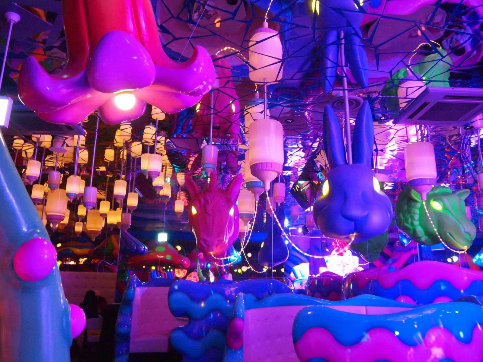 Thực chất những bình sữa này chính là bóng đèn, khi được thắp lên sẽ tỏa ánh sáng lung linh huyền ảo (Ảnh: Internet). Thực chất những bình sữa này chính là bóng đèn, khi được thắp lên sẽ tỏa ánh sáng lung linh huyền ảo (Ảnh: Internet).