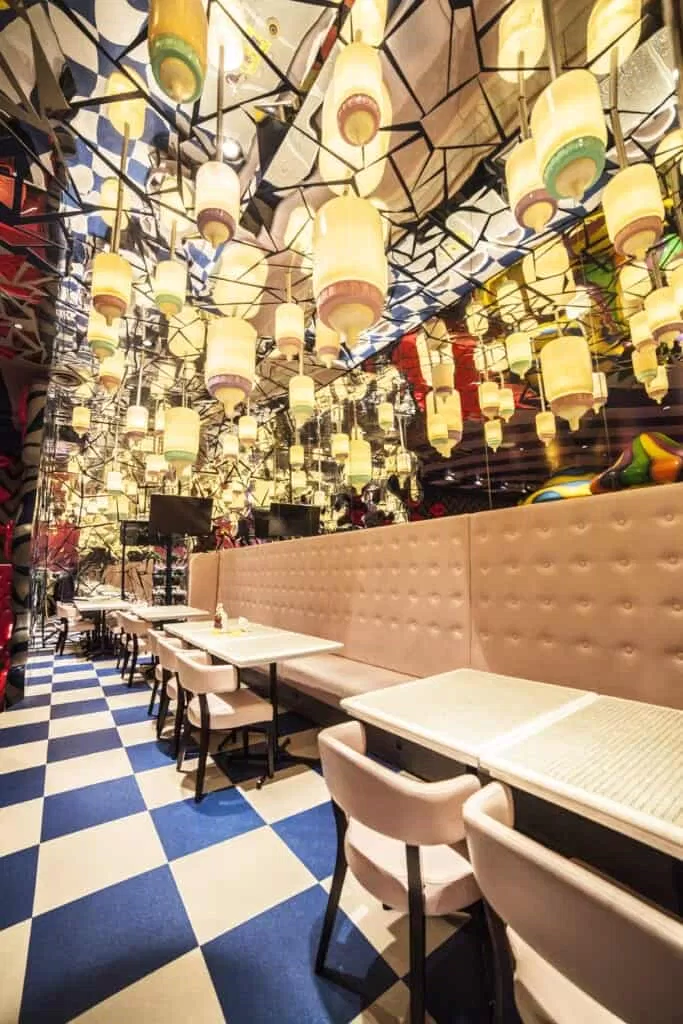 Quầy Sữa trong ánh đèn vàng (Ảnh: Internet). Quầy Sữa trong ánh đèn vàng (Ảnh: Internet).