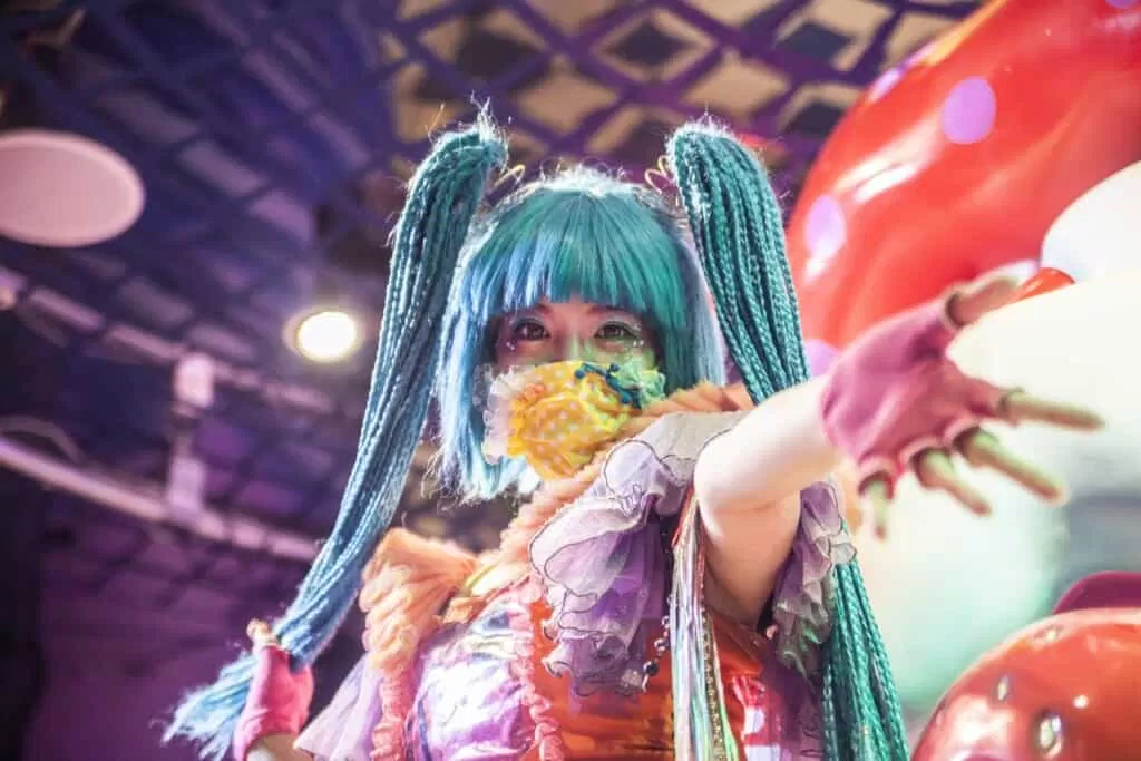 Chẳng hạn như Candy đại diện cho sự rực rỡ và sức sống sôi nổi lúc nào cũng vui tươi và sẵn sàng trổ tài làm ca sĩ phục vụ du khách (Ảnh: Internet). Chẳng hạn như Candy đại diện cho sự rực rỡ và sức sống sôi nổi lúc nào cũng vui tươi và sẵn sàng trổ tài làm ca sĩ phục vụ du khách (Ảnh: Internet).