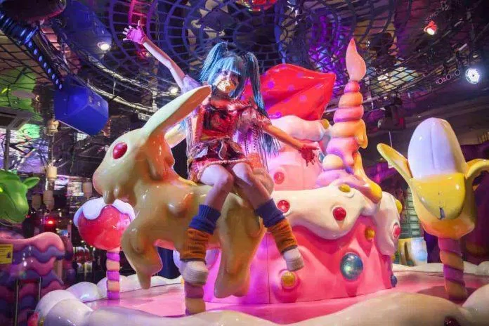 “Nữ quái” Candy ngồi trên vòng quay Sweets-Go-Round trong tiệm km (Ảnh: Internet). “Nữ quái” Candy ngồi trên vòng quay Sweets-Go-Round trong tiệm km (Ảnh: Internet).