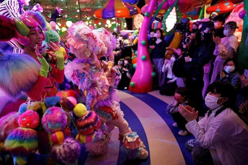 Những show biểu diễn tại Kawaii Monster luôn thu hút rất nhiều người đến xem (Ảnh: Internet). Những show biểu diễn tại Kawaii Monster luôn thu hút rất nhiều người đến xem (Ảnh: Internet).