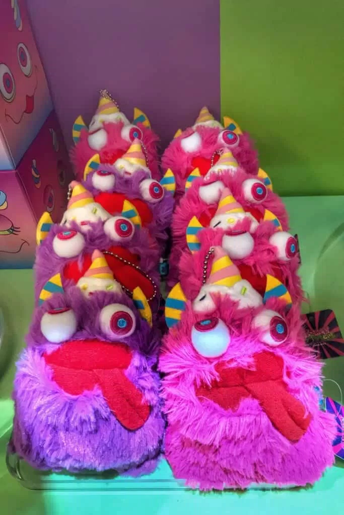 Những món đồ được làm theo hình tượng Mr. Choppy, con quái vật chứa tiệm cafe Kawaii Monster bên trong bụng mình (Ảnh: Internet).