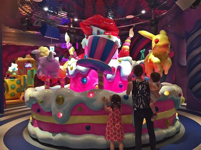 Vòng quay ngựa gỗ của tiệm rất được trẻ em yêu thích (Ảnh: Internet). Vòng quay ngựa gỗ của tiệm rất được trẻ em yêu thích (Ảnh: Internet).