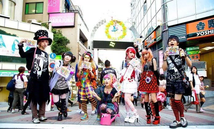 Những bộ trang phục sặc sỡ đến mức kỳ dị có thể dễ dàng bắt gặp tại Harajuku (Ảnh: Internet).