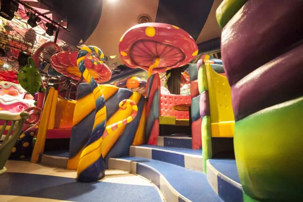 Những cây nấm khổng lồ che phía trên bàn uống nước (Ảnh: Internet). Những cây nấm khổng lồ che phía trên bàn uống nước (Ảnh: Internet).