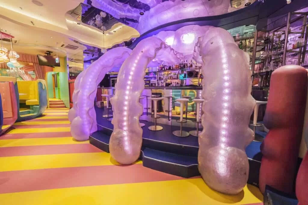 Những bóng hơi mô phỏng xúc tu của sứa tại khu vực Bar Thí nghiệm (Ảnh: Internet). Những bóng hơi mô phỏng xúc tu của sứa tại khu vực Bar Thí nghiệm (Ảnh: Internet).