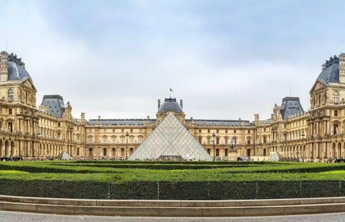 Mua vé ưu tiên sẽ giúp bạn thoải mái hơn khi đến thăm những địa điểm nổi tiếng như Bảo tàng Louvre (Ảnh: Internet).