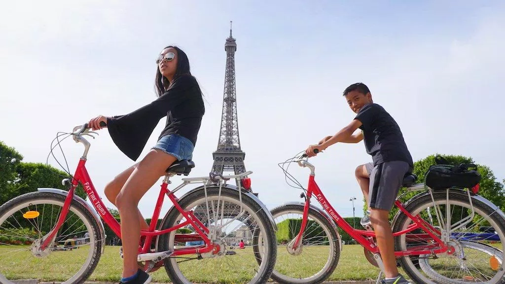 Bạn có thể tự mình "thám hiểm" mọi ngõ ngách của Paris bằng chiếc xe đạp đơn giản mà tiện dụng (Ảnh: Internet).