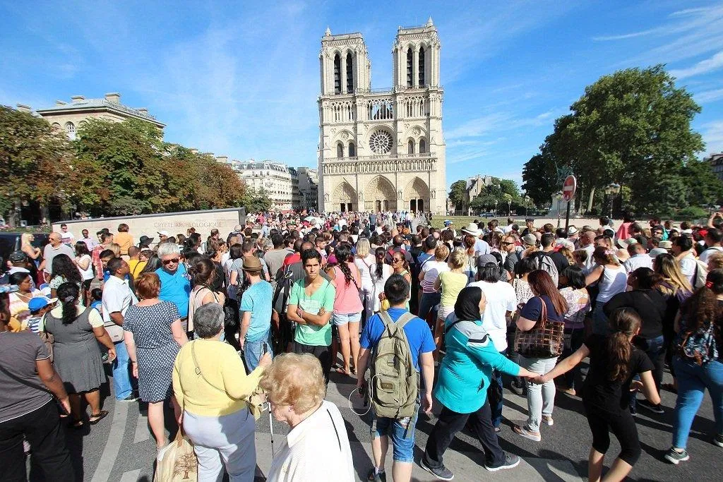 Cảnh chen chúc chật chội là chuyện thường ngày vào mùa cao điểm du lịch tại Paris (Ảnh: Internet). Cảnh chen chúc chật chội là chuyện thường ngày vào mùa cao điểm du lịch tại Paris (Ảnh: Internet).