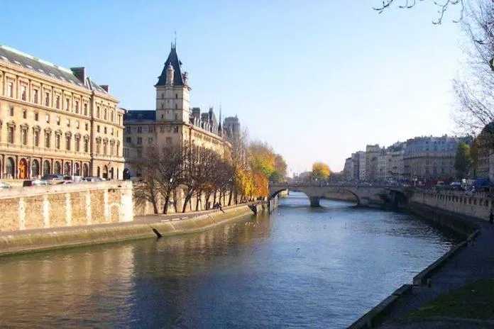 Đi dọc theo bờ sông Seine bạn sẽ đến được nhiều địa điểm hấp dẫn của thành phố Paris (Ảnh: Internet).