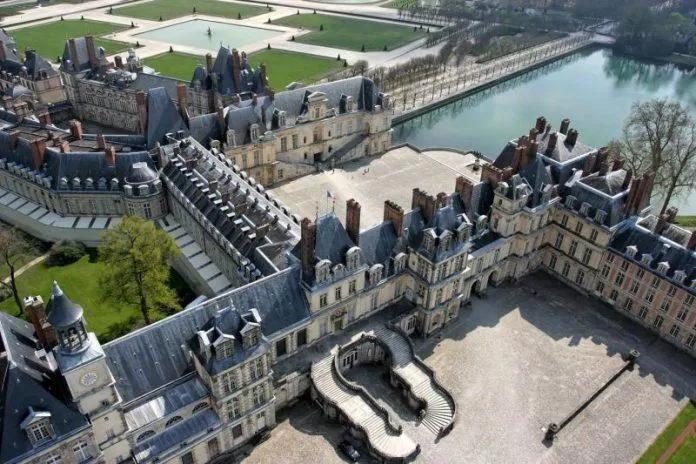 Lâu đài Fontainebleau có quy mô rất bề thế được dùng làm nơi nghỉ dưỡng cho các vị vua khi xưa (Ảnh: Internet).