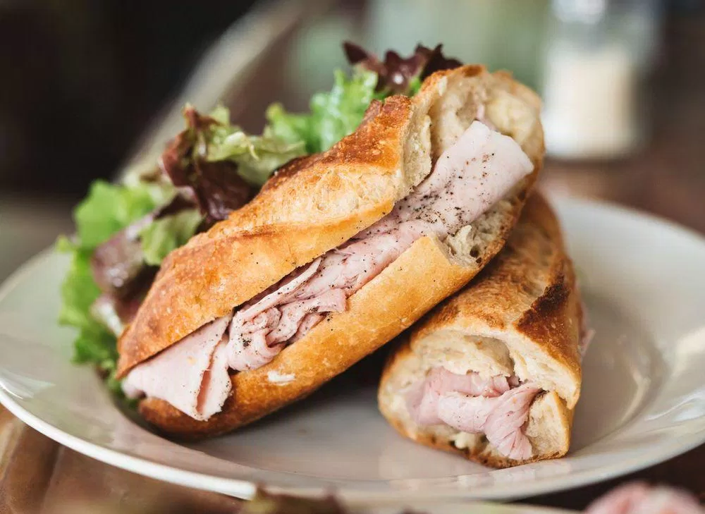 Jambon-Beurre là một món bánh mì kẹp thịt rất được ưa chuộng tại Pháp (Ảnh: Internet). Jambon-Beurre là một món bánh mì kẹp thịt rất được ưa chuộng tại Pháp (Ảnh: Internet).