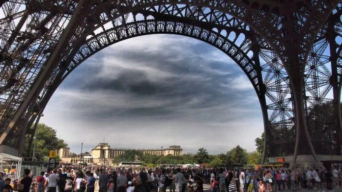 Những địa điểm nổi tiếng như Tháp Eiffel luôn chật kín khách tham quan (Ảnh: Internet).