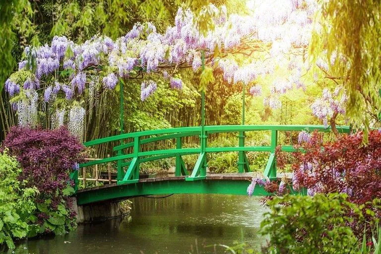 Trăm hoa đua nở tại khu vườn của Monet tạo nên khung cảnh như chốn thần tiên (Ảnh: Internet). Trăm hoa đua nở tại khu vườn của Monet tạo nên khung cảnh như chốn thần tiên (Ảnh: Internet).