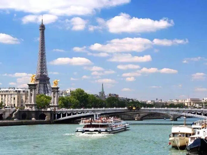 Có nhiều tour du lịch trên sông Seine đưa bạn lướt qua những địa điểm nổi tiếng của Paris (Ảnh: Internet).