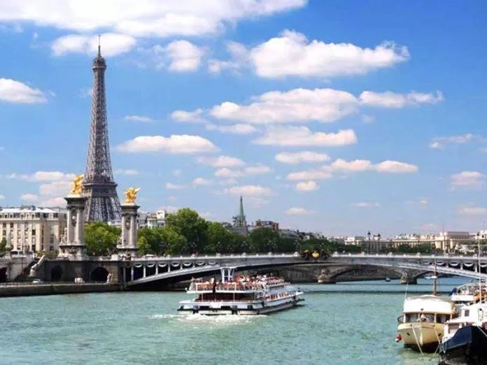 Có nhiều tour du lịch trên sông Seine đưa bạn lướt qua những địa điểm nổi tiếng của Paris (Ảnh: Internet). Có nhiều tour du lịch trên sông Seine đưa bạn lướt qua những địa điểm nổi tiếng của Paris (Ảnh: Internet).