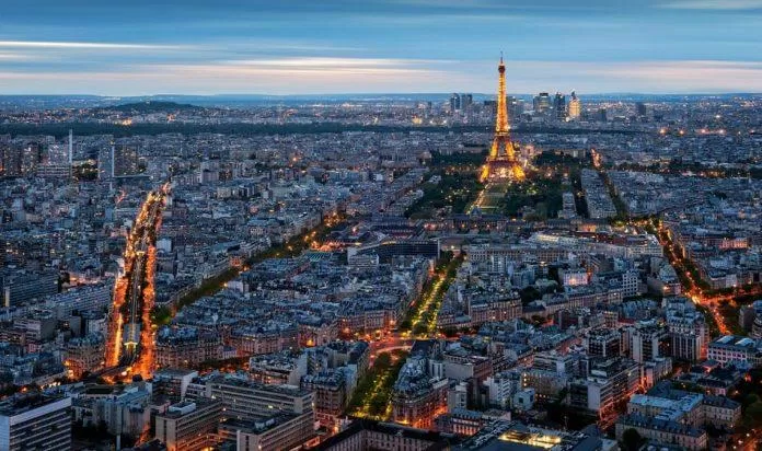Những bức ảnh chụp toàn cảnh Paris từ trên cao sẽ là món quà độc lạ sau chuyến tham quan của bạn (Ảnh: Internet).