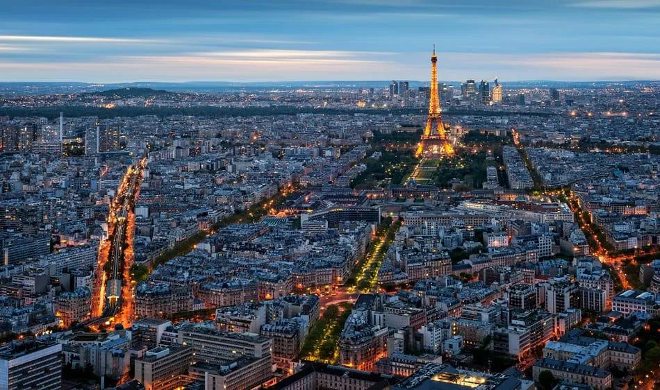 Những bức ảnh chụp toàn cảnh Paris từ trên cao sẽ là món quà độc lạ sau chuyến tham quan của bạn (Ảnh: Internet). Những bức ảnh chụp toàn cảnh Paris từ trên cao sẽ là món quà độc lạ sau chuyến tham quan của bạn (Ảnh: Internet).