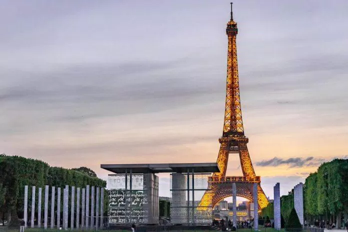 Tháp Eiffel trong ánh hoàng hôn nhìn từ Champ de Mars (Ảnh: Internet).