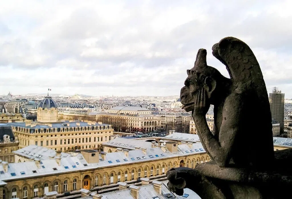 Một góc nhìn từ Nhà Thờ Đức Bà bao quát thành phố Paris (Ảnh: Internet). Một góc nhìn từ Nhà Thờ Đức Bà bao quát thành phố Paris (Ảnh: Internet).