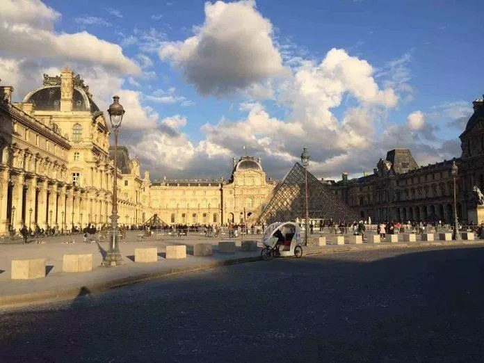Bảo tàng Louvre trong ánh nắng dịu nhẹ của tháng Tư mới về (Ảnh: Internet).