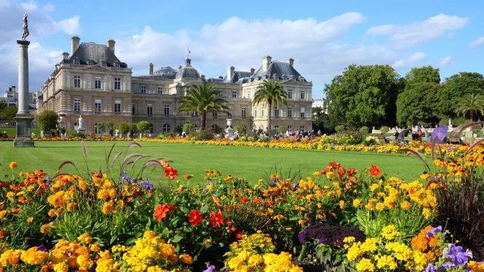 Những khung cảnh tuyệt đẹp của sắc hoa và kiến trúc tại Paris (Ảnh: Internet).