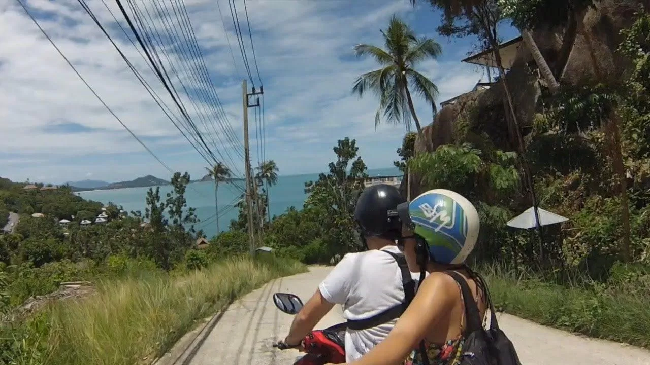 Còn gì thú vị hơn tự mình khám phá hòn đảo bằng xe máy (Ảnh: Internet). Còn gì thú vị hơn tự mình khám phá hòn đảo bằng xe máy (Ảnh: Internet).