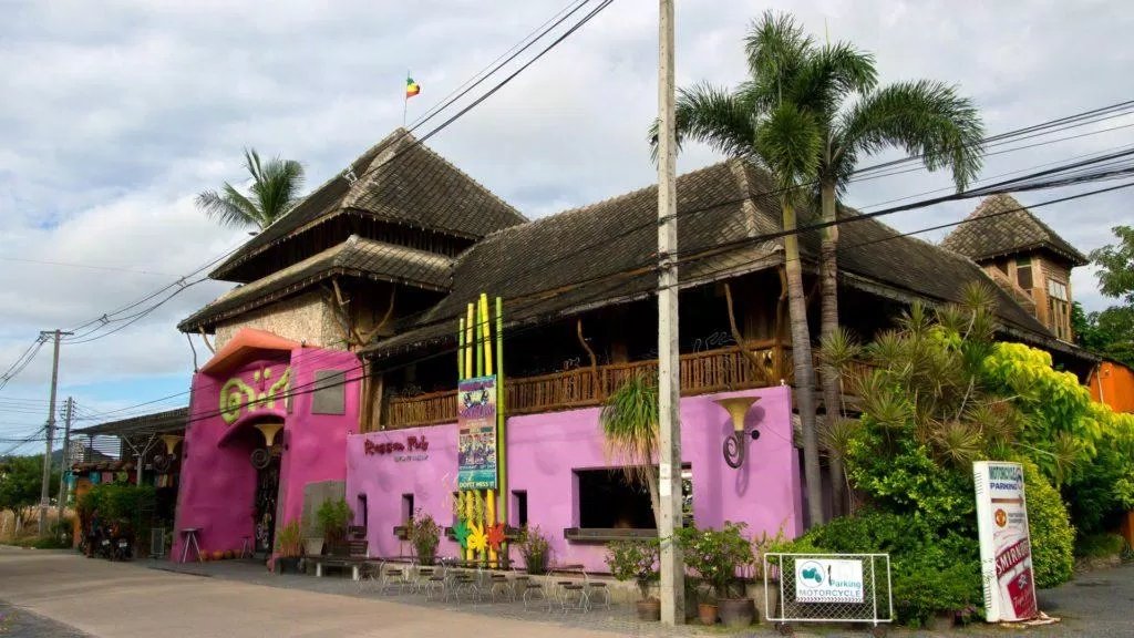 Quán rượu Reggae Pub tại Hồ Chaweng (Ảnh: Internet). Quán rượu Reggae Pub tại Hồ Chaweng (Ảnh: Internet).