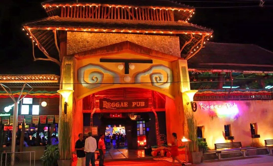 Quán rượu Reggae sáng đèn về đêm (Ảnh: Internet). Quán rượu Reggae sáng đèn về đêm (Ảnh: Internet).