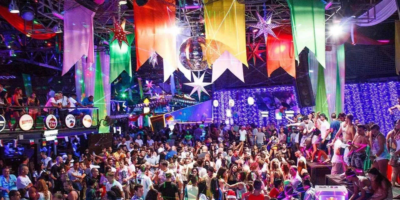 Bầu không khí cuồng nhiệt của Green Mango với đám đông chật kín (Ảnh: Internet). Bầu không khí cuồng nhiệt của Green Mango với đám đông chật kín (Ảnh: Internet).