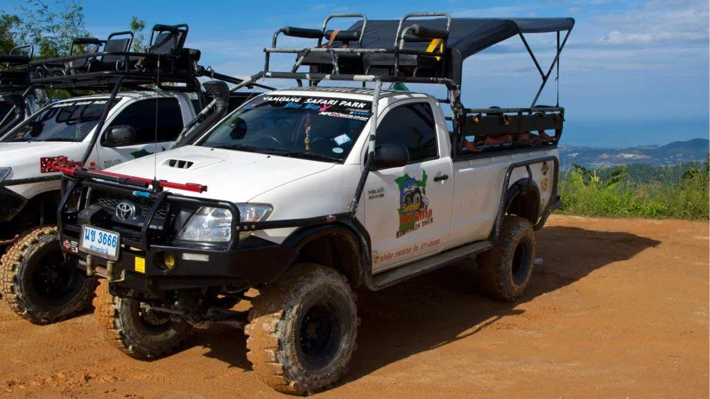 Những chiếc xe jeep trông nặng nề nhưng sẽ giúp bạn dạo quanh hòn đảo rất nhanh chóng (Ảnh: Internet). Những chiếc xe jeep trông nặng nề nhưng sẽ giúp bạn dạo quanh hòn đảo rất nhanh chóng (Ảnh: Internet).