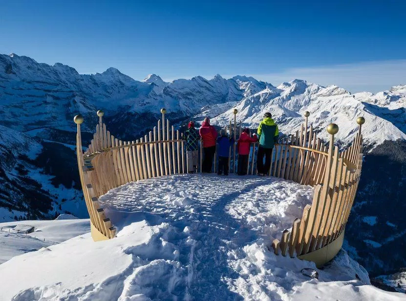 Chỗ đứng ngắm cảnh rất thú vị trên núi Männlichen (Ảnh: Internet). Chỗ đứng ngắm cảnh rất thú vị trên núi Männlichen (Ảnh: Internet).