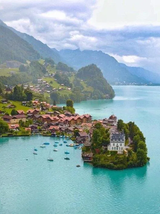 Hồ Brienz nhìn từ trên cao (Ảnh: Internet). Hồ Brienz nhìn từ trên cao (Ảnh: Internet).