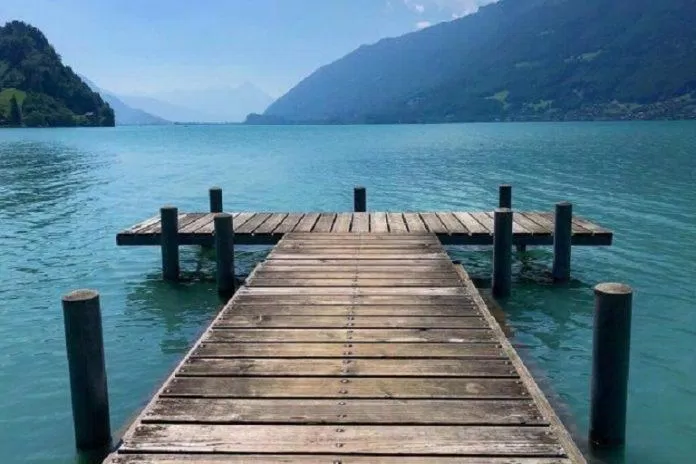 Chiếc cầu gỗ bên bờ hồ Brienz, địa điểm cho nhiều cảnh quay cực "đắt" trong phim "Hạ cánh nơi anh" (Ảnh: Internet).