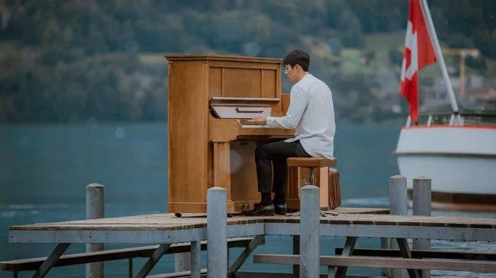 Cảnh luyện đàn bên hồ nước này hẳn đã "đốn tim" nhiều fan của "Hạ cánh nơi anh" (Ảnh: Internet). Cảnh luyện đàn bên hồ nước này hẳn đã "đốn tim" nhiều fan của "Hạ cánh nơi anh" (Ảnh: Internet).