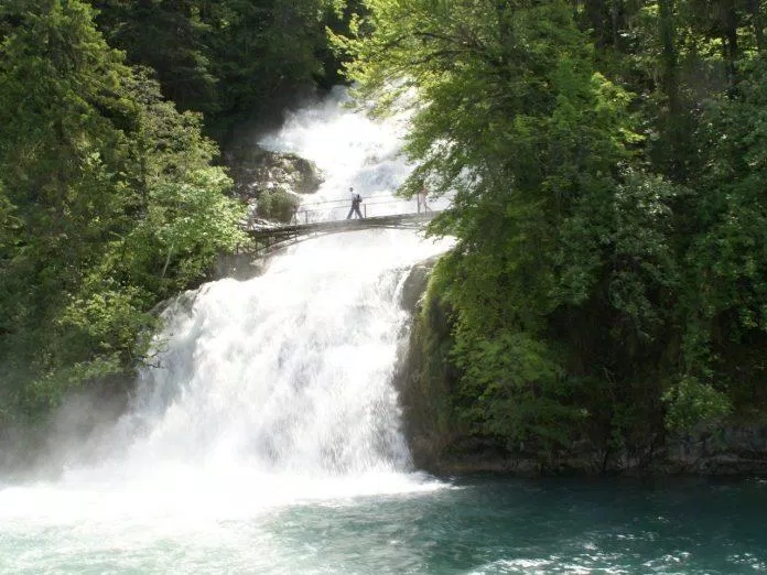 Chuyến đi này sẽ đưa bạn qua nhiều thác nước hùng vĩ nằm sâu trong núi (Ảnh: Internet).