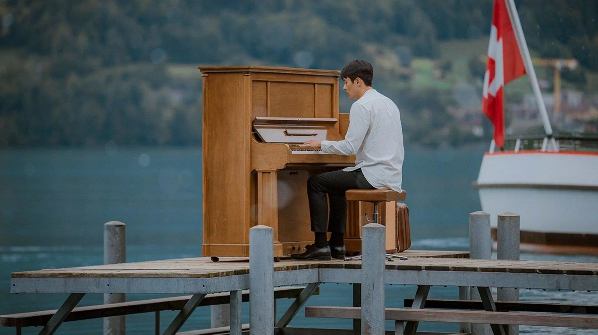 Cảnh luyện đàn bên hồ nước này hẳn đã "đốn tim" nhiều fan của "Hạ cánh nơi anh" (Ảnh: Internet). Cảnh luyện đàn bên hồ nước này hẳn đã "đốn tim" nhiều fan của "Hạ cánh nơi anh" (Ảnh: Internet).