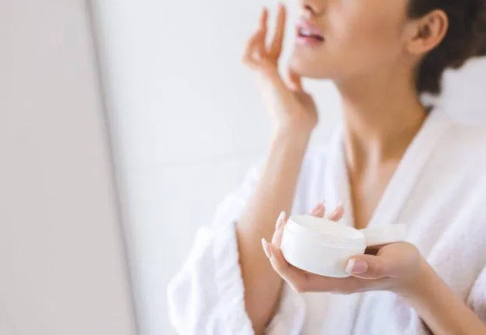 Dưỡng ẩm trước khi chống nắng sẽ giúp việc chăm sóc và bảo vệ da trở nên dễ dàng hơn (ảnh: internet)