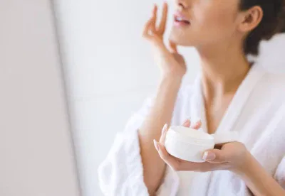 Dưỡng ẩm trước khi chống nắng sẽ giúp việc chăm sóc và bảo vệ da trở nên dễ dàng hơn (ảnh: internet)