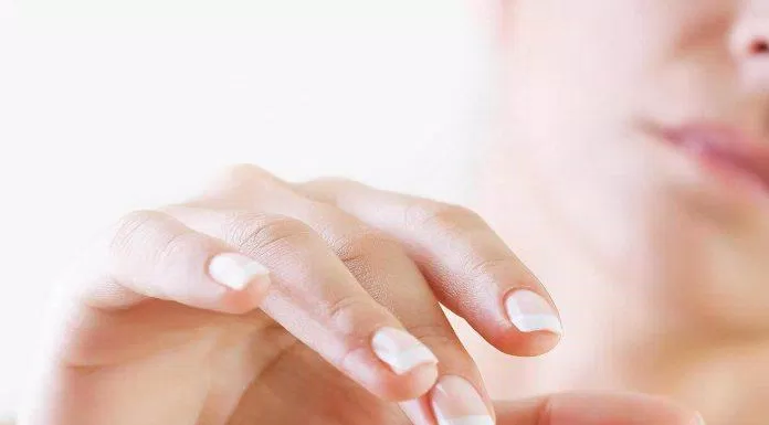 Kem dưỡng da tay Kose Coenrich Q10 Whitening Medicated Hand Cream có khả năng dưỡng ẩm và làm mềm da hiệu quả (ảnh: internet)