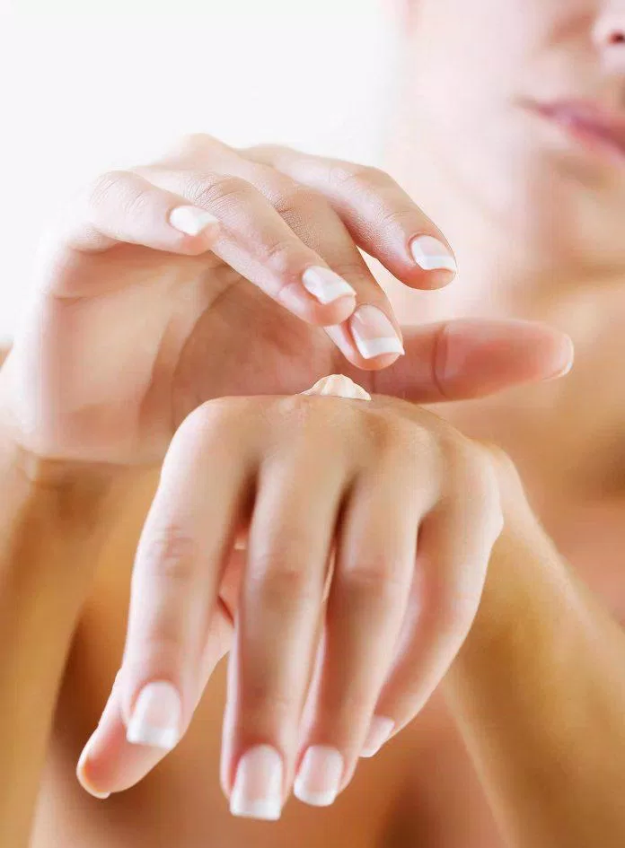 Kem dưỡng da tay Kose Coenrich Q10 Whitening Medicated Hand Cream có khả năng dưỡng ẩm và làm mềm da hiệu quả (ảnh: internet)
