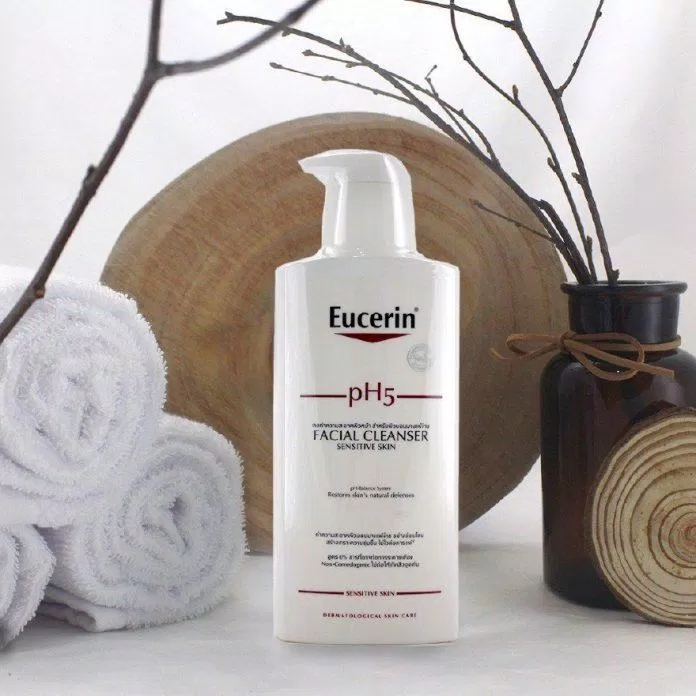 Eucerin PH5 Facial Cleanser được thiết kế dạng khá đơn giản tone màu trắng chủ đạo (Nguồn: Internet)