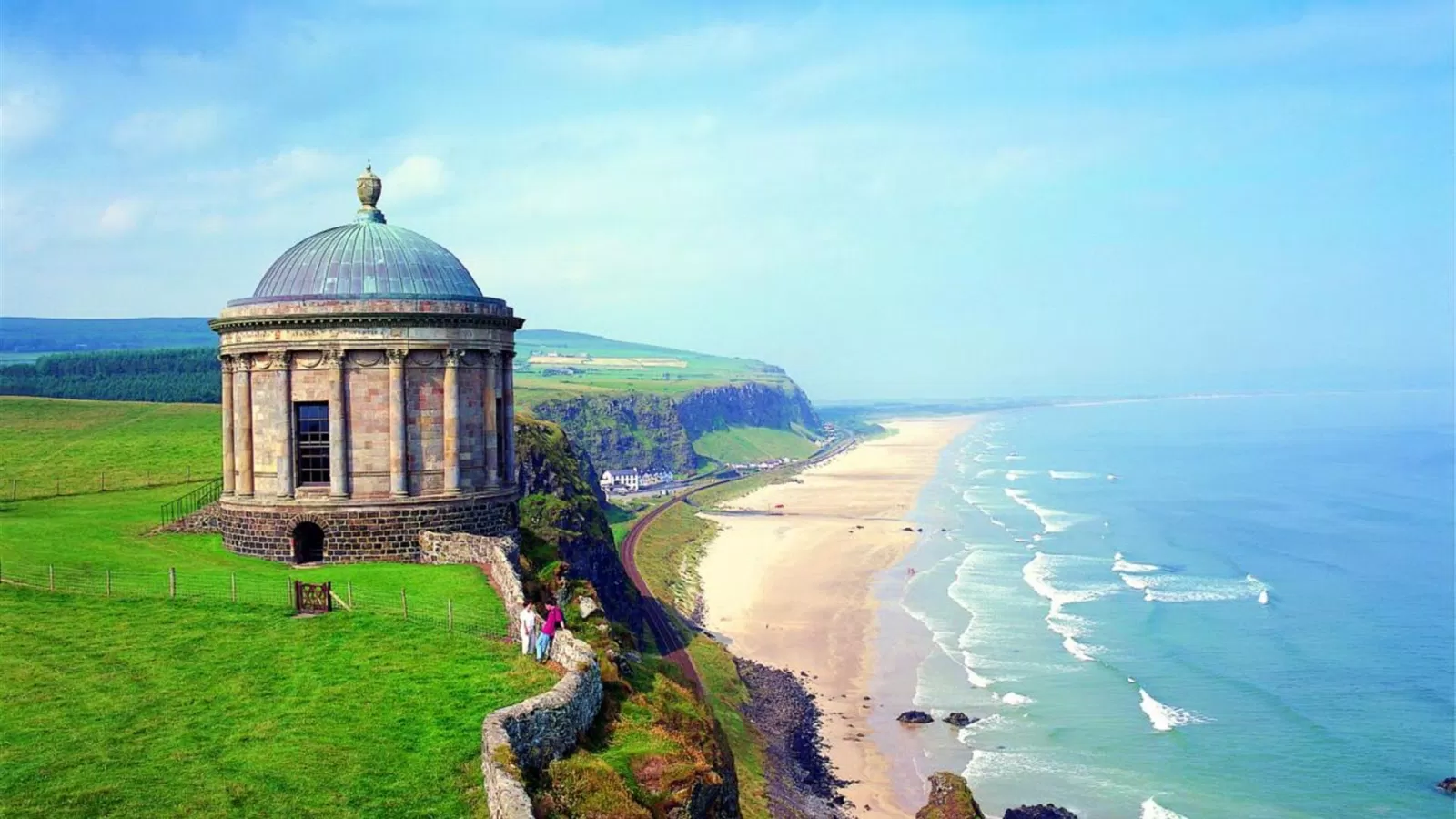 Quang cảnh từ đền Mussenden nhìn xuống bãi biển Downhill (Ảnh: Internet). Quang cảnh từ đền Mussenden nhìn xuống bãi biển Downhill (Ảnh: Internet).