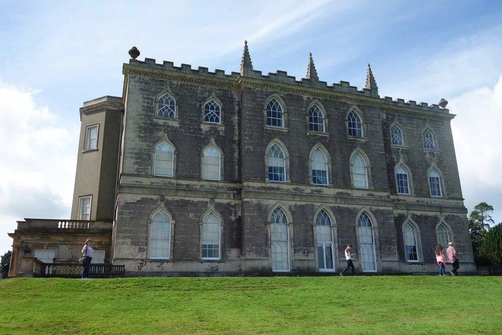 Biệt thự tráng lệ trên bãi cỏ rộng bên trong thành Ward (Ảnh: Internet). Biệt thự tráng lệ trên bãi cỏ rộng bên trong thành Ward (Ảnh: Internet).