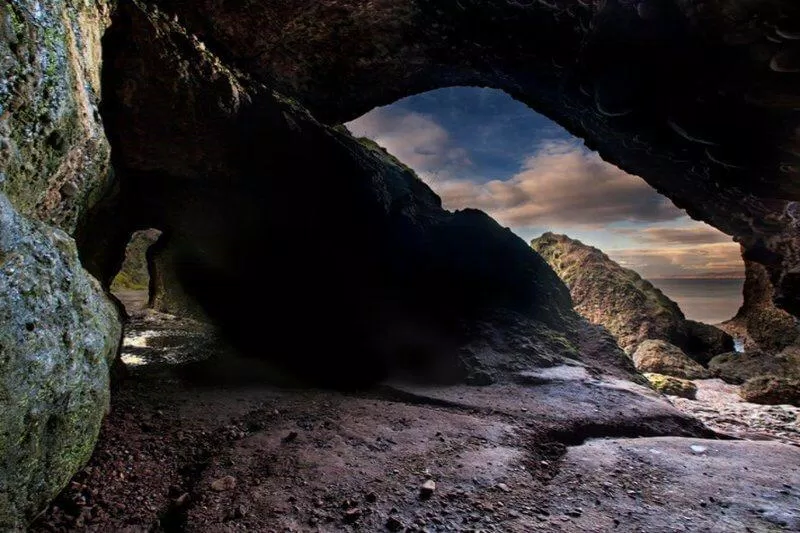 Những mái đá và hang động với hình thù lạ mắt tại Cushendun (Ảnh: Internet). Những mái đá và hang động với hình thù lạ mắt tại Cushendun (Ảnh: Internet).