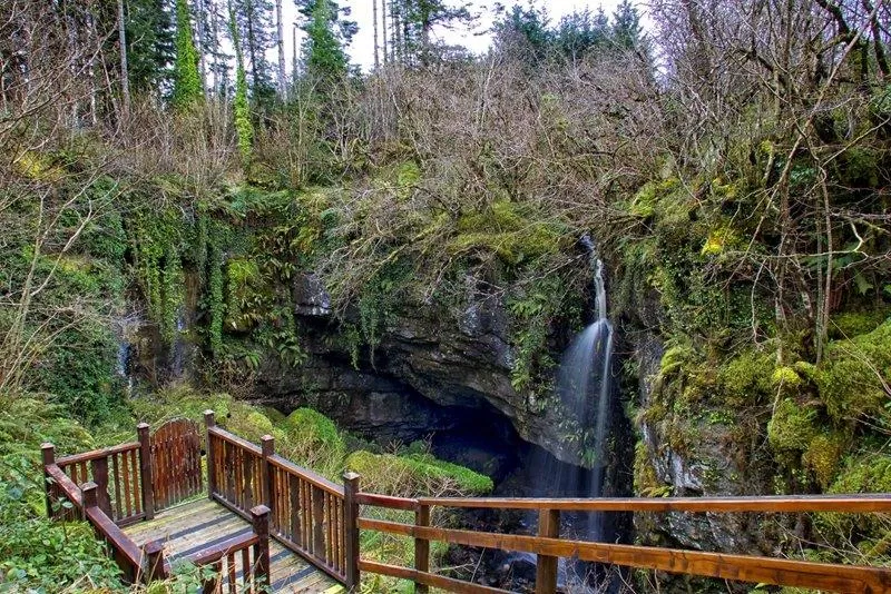 Hang Pollnagollum nằm sâu trong vách đá (Ảnh: Internet). Hang Pollnagollum nằm sâu trong vách đá (Ảnh: Internet).