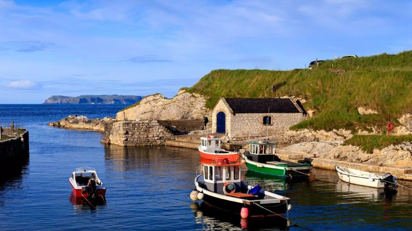 Quang cảnh yên bình cổ xưa của cảng Ballintoy (Ảnh: Internet). Quang cảnh yên bình cổ xưa của cảng Ballintoy (Ảnh: Internet).