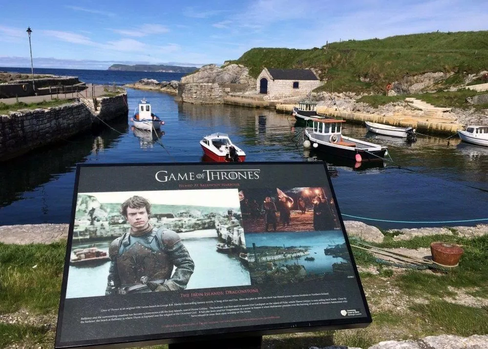 Diễn viên Alfie Allen thủ vai Theon Greyjoy trong cảnh quay tại Ballintoy (Ảnh: Internet). Diễn viên Alfie Allen thủ vai Theon Greyjoy trong cảnh quay tại Ballintoy (Ảnh: Internet).
